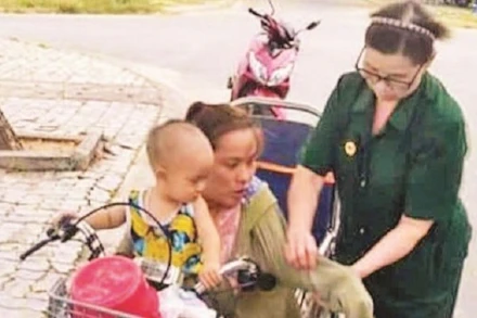 Bà Trương Thị Kim Anh hỗ trợ người yếu thế trong khu dân cư.