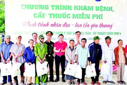 Cục Quân y, Bệnh viện Quân y 268 và Hội chữ thập đỏ tỉnh Quảng Trị trao quà tặng các gia đình chính sách. (Ảnh VÕ ĐÔNG)