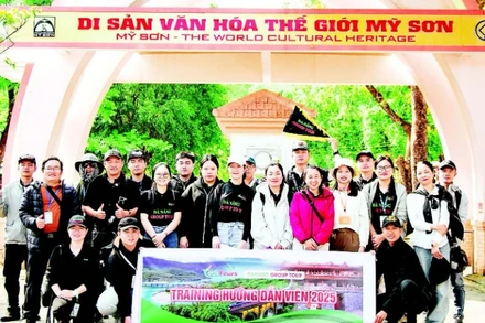 Các hướng dẫn viên, sinh viên ngành lữ hành ở thành phố Đà Nẵng tham gia khóa đào tạo tại Di sản văn hóa thế giới Mỹ Sơn. (Ảnh ANH ĐÀO)