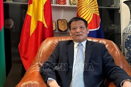 Đại sứ Việt Nam tại Belarus Nguyễn Văn Ngự trả lời phỏng vấn phóng viên TTXVN tại SNG. (Ảnh: TTXVN)