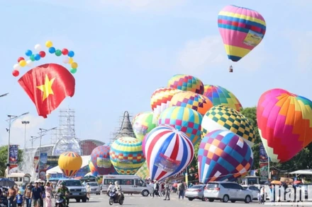 Festival quy tụ 50 khinh khí cầu tượng trưng cho 50 năm Giải phóng miền nam, thống nhất đất nước. 