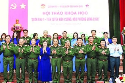 Các đại biểu dự hội thảo khoa học "Quân khu 4 - Tiền tuyến kiên cường, hậu phương vững chắc". (Ảnh TUẤN HUY)