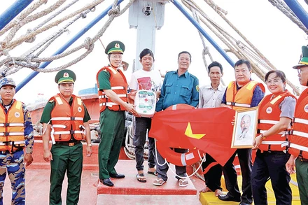 Bộ đội Biên phòng và ngành chức năng tỉnh Sóc Trăng tặng ngư dân ảnh Bác Hồ, cờ Tổ quốc, tủ thuốc, áo phao.