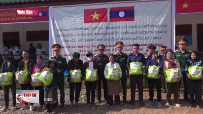 Thăm, tặng quà cho bà con các bộ tộc Lào nhân dịp Tết Bunpimay