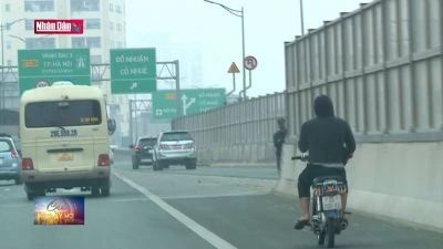 Nhiều xe máy vẫn đi lên vành đai 3 trên cao bất chấp nguy hiểm