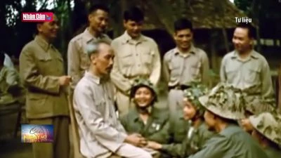 Bác Hồ gửi thư cho bộ đội ở mặt trận Điện Biên Phủ