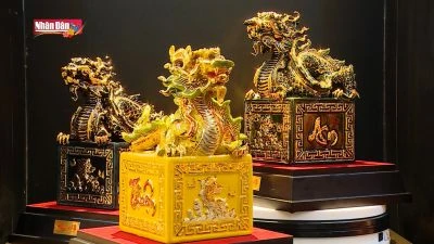 Độc đáo ấn rồng dát vàng bằng gốm sứ