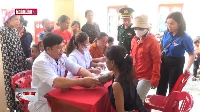 Khám sức khỏe và cấp thuốc miễn phí cho người dân xã biên giới