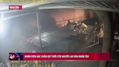 Nhân viên gác chắn cứu người lao vào đoàn tàu