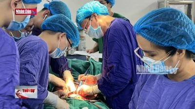 Cứu sống bệnh nhân có u buồng trứng khổng lồ