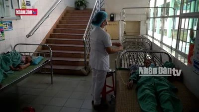 Bệnh viện quá tải hành lang thành phòng điều trị