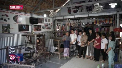 Phũm Soài học Bác cùng nhau vượt khó vươn lên