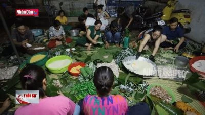 Ấm tình những chiếc bánh chưng gửi ra vùng lũ