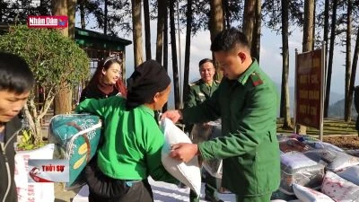 Thắm tình quân dân nơi mùa xuân biên giới