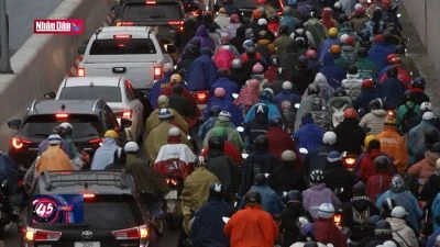 Người dân Hà Nội xoay xở trong tắc đường