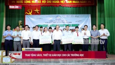 Trao tặng sách, thiết bị giáo dục cho các trường học