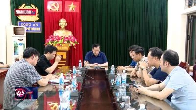 Bắt khẩn cấp cô giáo đảm nhiệm việc đón trẻ