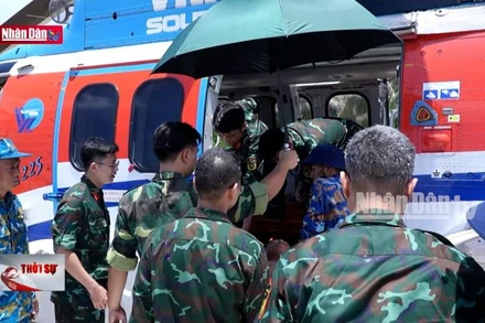 Đưa hai bệnh nhân từ huyện đảo Trường Sa về đất liền bằng trực thăng