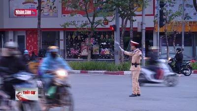 Cảnh sát giao thông Hà Nội bám đường, bám chốt trong giá rét