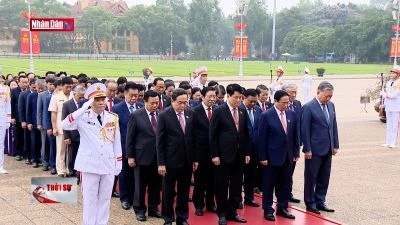 Các Đại biểu Quốc hội viếng Lăng Chủ tịch Hồ Chí Minh