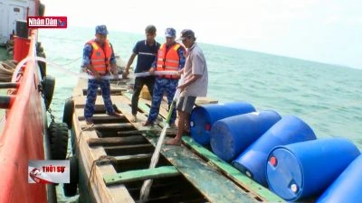 Vận chuyển nước ngọt đến với người dân đảo Hòn Chuối