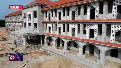 Trường mới chậm tiến độ hàng trăm học sinh phải học ở trường xuống cấp