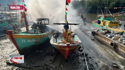 Dập tắt vụ cháy tàu cá tại huyện Cần Giờ
