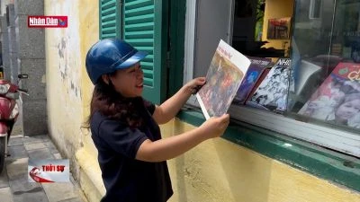 Hải Phòng: Bạn đọc hào hứng với phụ san tranh panorama chiến dịch Điện Biên Phủ