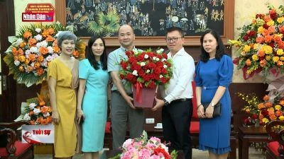 Các cơ quan, đơn vị thăm và chúc mừng Báo Nhân Dân