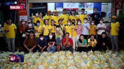 GIúp đỡ người vô gia cư giữa đêm khuya