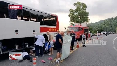 Cứu hộ thành công du khách nước ngoài kẹt duới gầm xe 45 chỗ