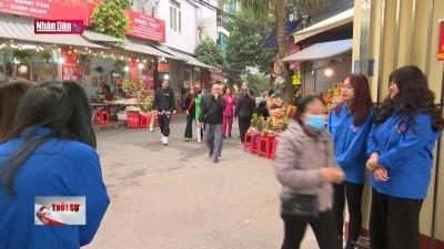 Thanh niên Thủ đô hỗ trợ người dân du xuân