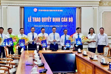 Lãnh đạo Ủy ban nhân dân Thành phố Hồ Chí Minh trao các quyết định bổ nhiệm nhân sự ban giám đốc Sở Nông nghiệp và Môi trường.