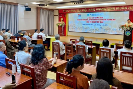 Quang cảnh lễ trao giấy chứng nhận quyền sử dụng đất cho các cơ sở tôn giáo.