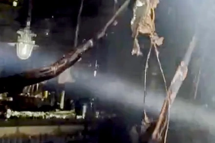 Đám cháy thiêu rụi nhiều vật dụng bên trong khách sạn.