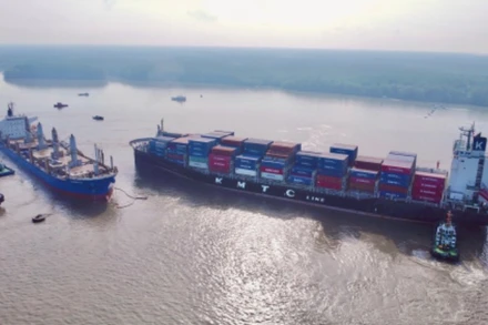 Hai tàu hàng sau khi được tách rời.