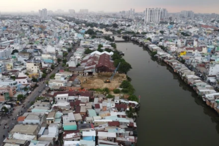 Hiện trạng nhà ở ven và trên kênh rạch tại Quận 8.