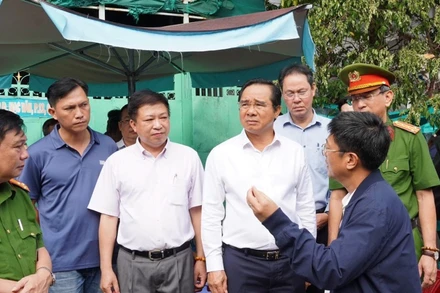 Chủ tịch Ủy ban nhân dân Thành phố Hồ Chí Minh Nguyễn Văn Được kiểm tra hiện trường vụ cháy