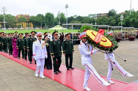 Đoàn đại biểu Quân khu 7 dâng hương tại Lăng Chủ tịch Hồ Chí Minh.