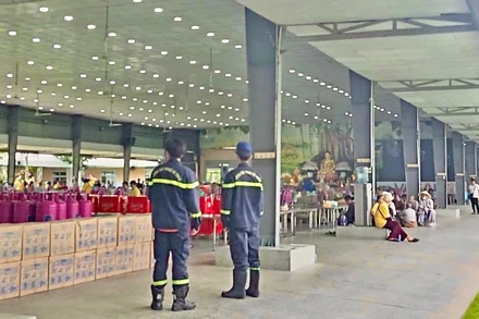 Lính cứu hỏa túc trực bảo đảm an toàn cháy nổ tại Đại lễ Vesak 2025.