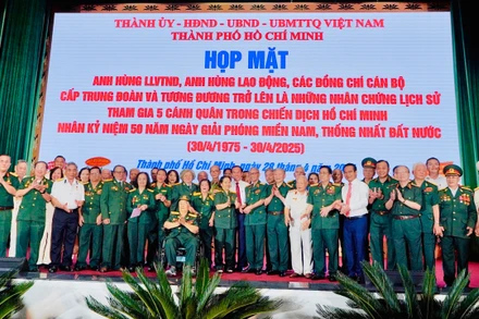 Lãnh đạo Thành ủy Thành phố Hồ Chí Minh chụp ảnh lưu niệm cùng các nhân chứng 5 cánh quân tham gia Chiến dịch Hồ Chí Minh.