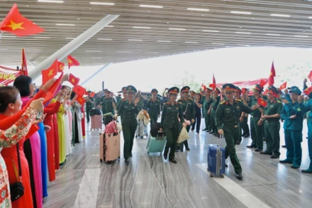 Người dân Thành phố Hồ Chí Minh chào tạm biệt các đoàn tham gia diễu binh, diễu hành trong Đại lễ 30/4.