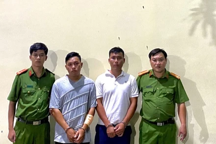 Hai đối tượng cướp tài sản bị công an bắt giữ.