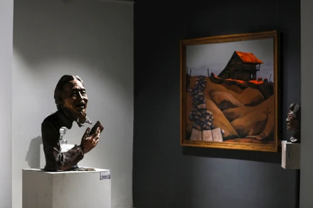 Bức điêu khắc chân dung nhà thơ Phùng Quán, trong triên lãm "Nghịch đất". Ảnh: TRƯƠNG TRÀ