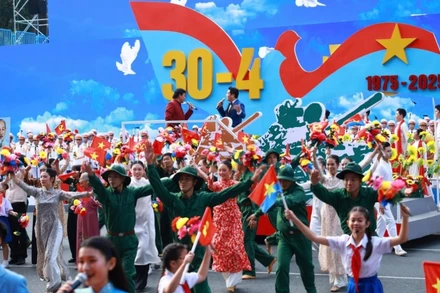 Chương trình nghệ thuật “Rạng rỡ non sông Việt Nam” tại Lễ kỷ niệm 50 năm Giải phóng miền nam . Ảnh: TTXVN