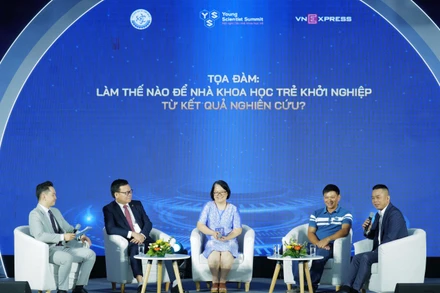 Các nhà khoa học tham luận tại hội nghị.