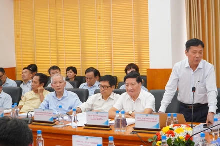 Đại biểu tham luận tại hội thảo.