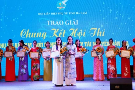 Ban tổ chức trao giải cho dự án đạt giải.