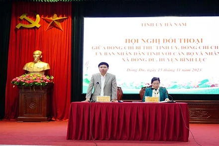 Đồng chí Bí thư Tỉnh ủy và Chủ tịch Ủy ban nhân dân tỉnh Hà Nam chủ trì Hội nghị đối thoại với cán bộ và nhân dân xã Đồng Du, huyện Bình Lục.