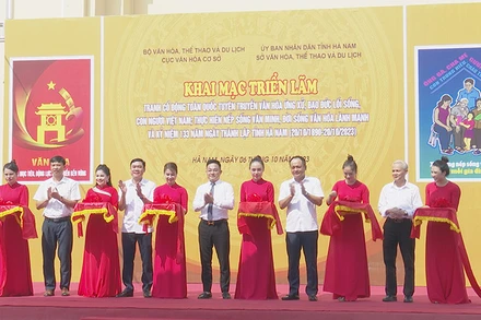 Các đại biểu cắt băng khai mạc triển lãm.